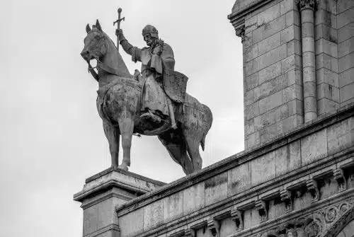 Pourquoi Louis IX est-il considéré comme saint ?