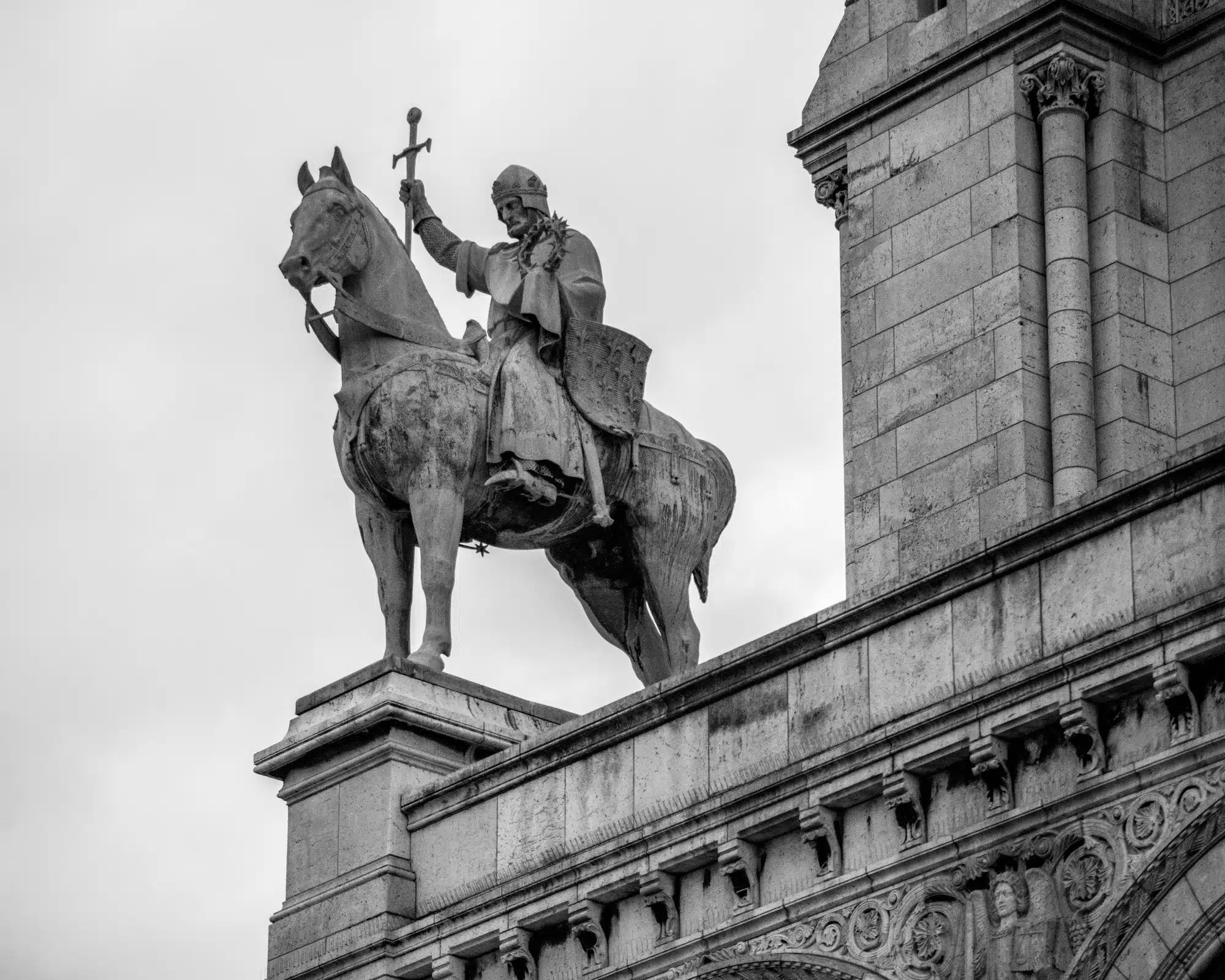 Pourquoi Louis IX est-il considéré comme saint ?